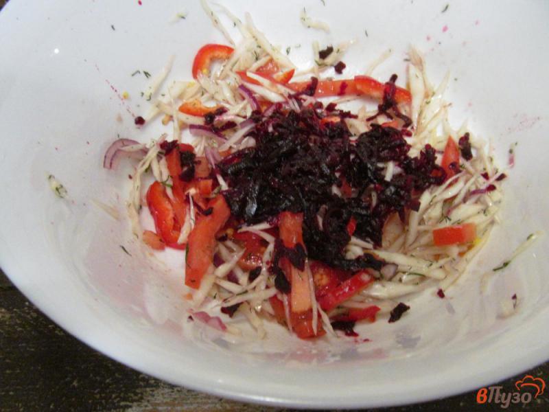 Фото приготовление рецепта: Капустный салат с помидором и печеной свеклой шаг №5