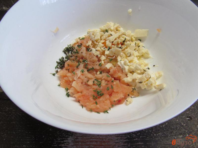 Фото приготовление рецепта: Рубленые котлеты из курицы с сыром и помидором шаг №3