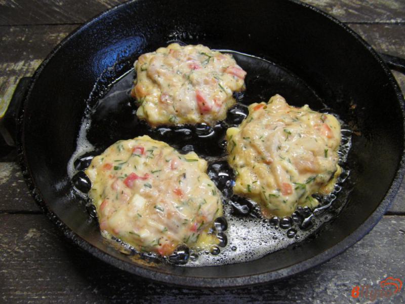Фото приготовление рецепта: Рубленые котлеты из курицы с сыром и помидором шаг №7