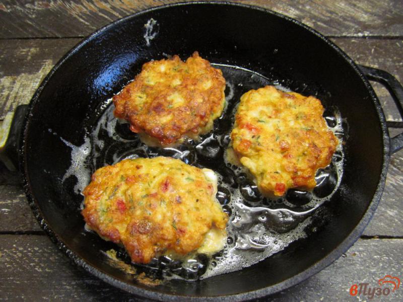 Фото приготовление рецепта: Рубленые котлеты из курицы с сыром и помидором шаг №8