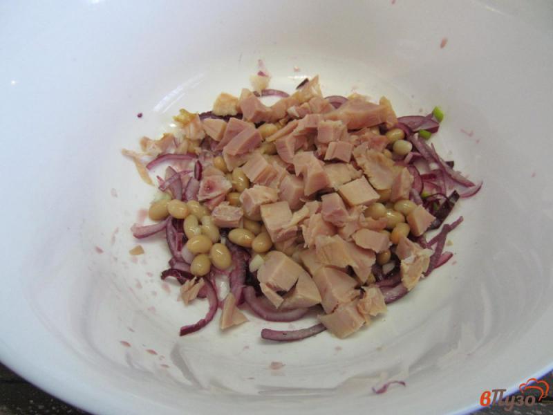 Фото приготовление рецепта: Салат из копченой курицы с помидором и фасолью шаг №3