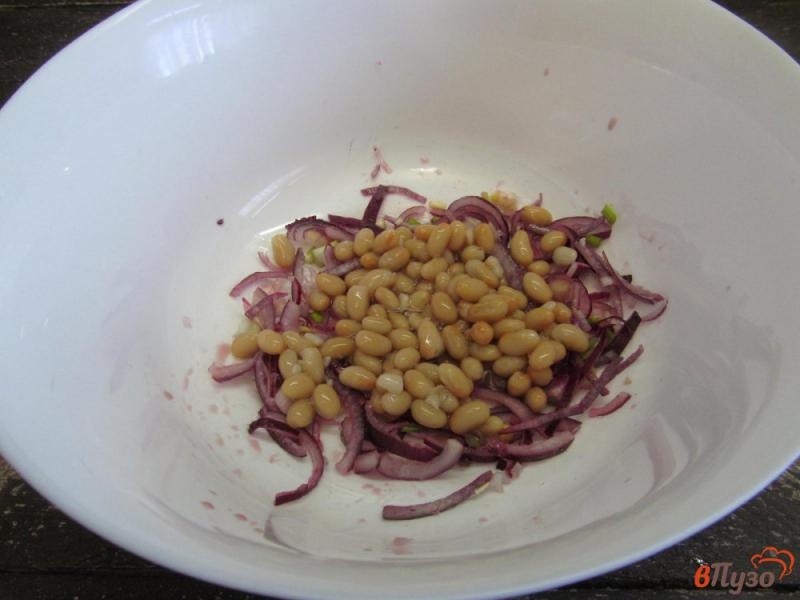 Фото приготовление рецепта: Салат из копченой курицы с помидором и фасолью шаг №2