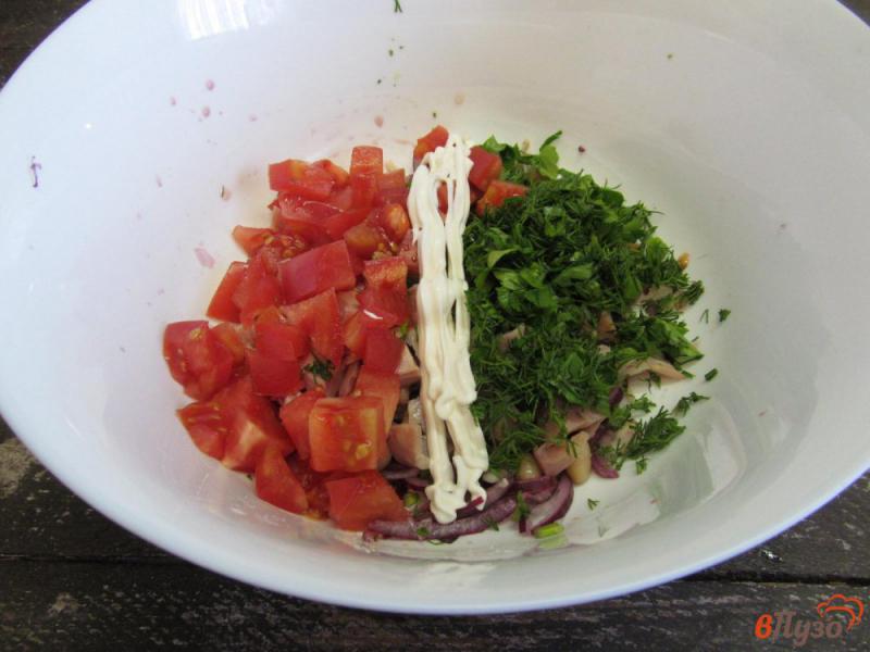 Фото приготовление рецепта: Салат из копченой курицы с помидором и фасолью шаг №4