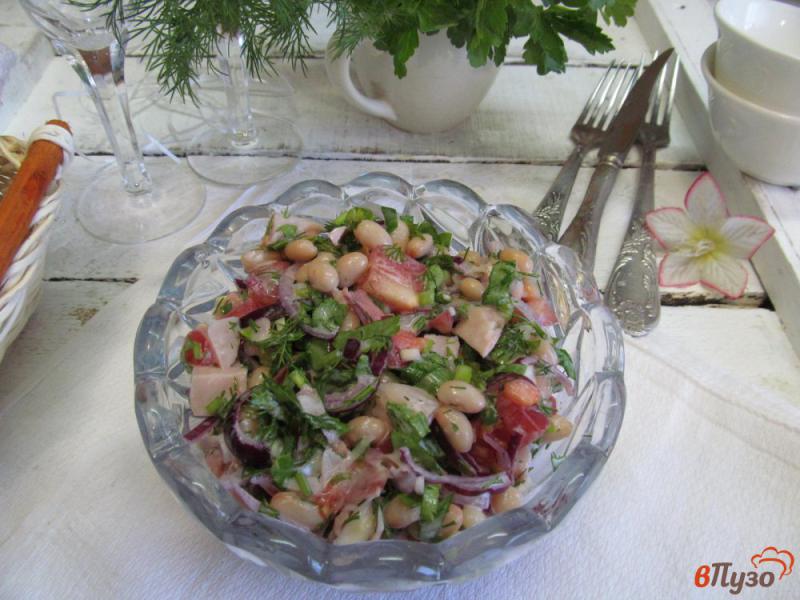 Фото приготовление рецепта: Салат из копченой курицы с помидором и фасолью шаг №5