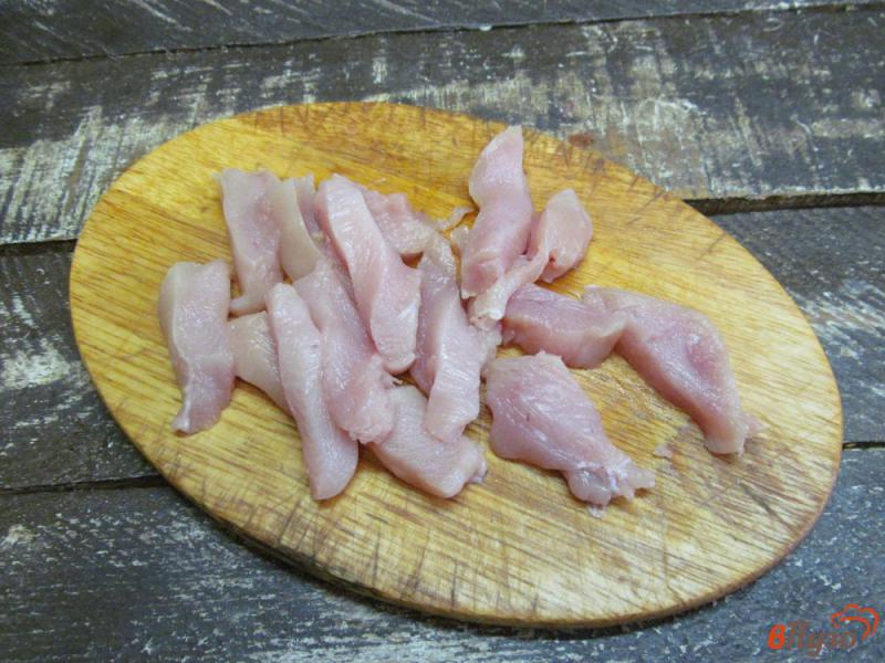 Фото приготовление рецепта: Бутерброд с курицей и овощами шаг №1