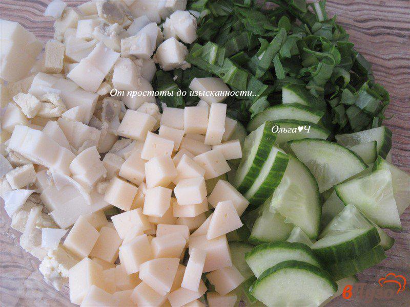 Фото приготовление рецепта: Салат с рукколой, яйцом, огурцом и сыром шаг №1