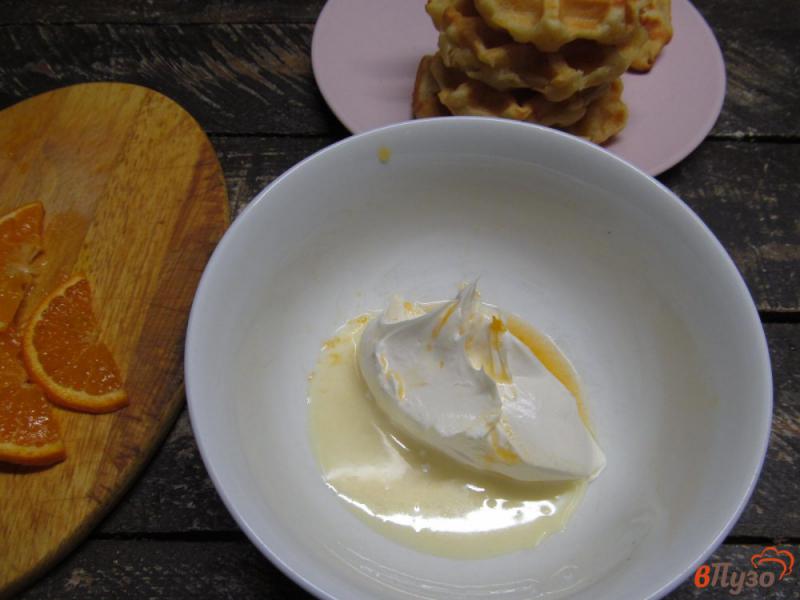 Фото приготовление рецепта: Творожные вафли со взбитыми сливками и мандарином шаг №1