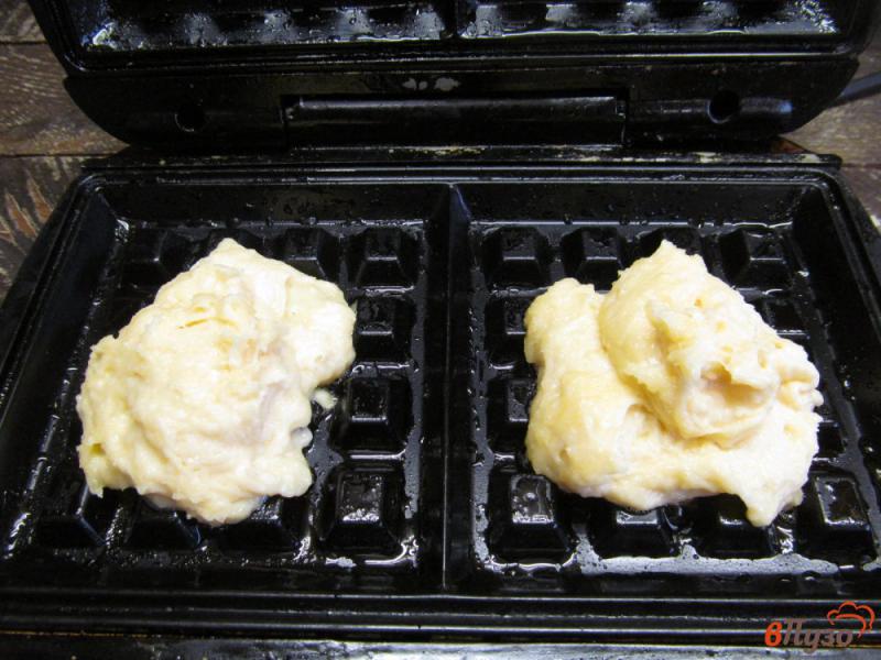 Фото приготовление рецепта: Творожные вафли со взбитыми сливками и мандарином шаг №6