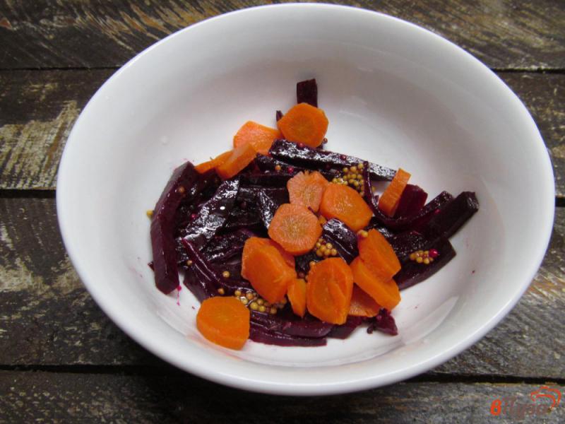 Фото приготовление рецепта: Салат из свеклы с морковью и огурцом шаг №2
