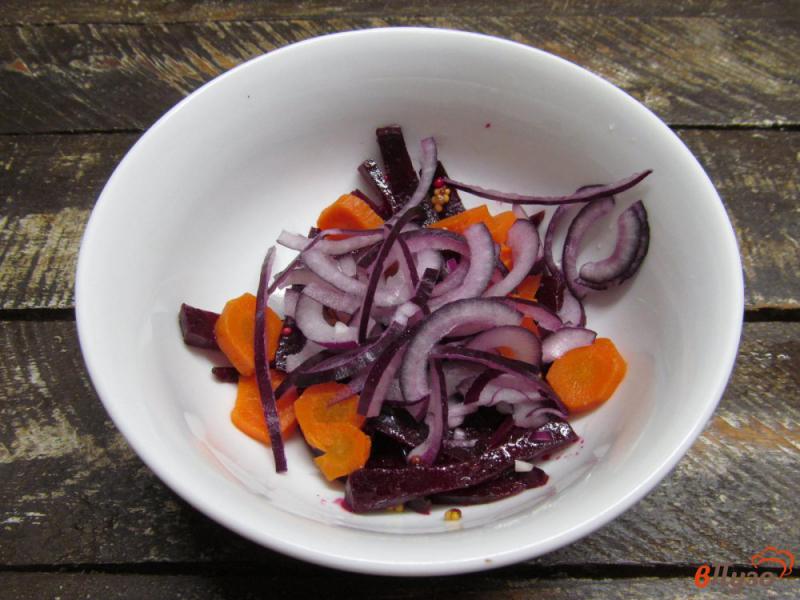 Фото приготовление рецепта: Салат из свеклы с морковью и огурцом шаг №3