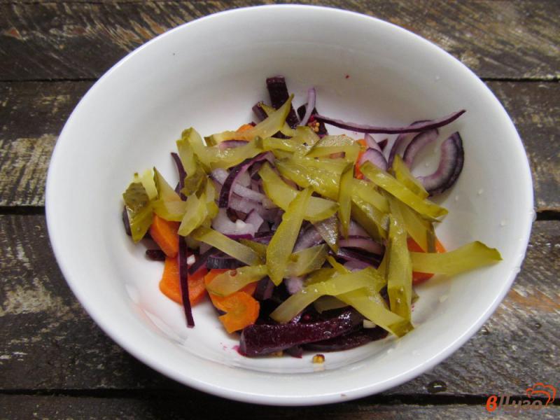Фото приготовление рецепта: Салат из свеклы с морковью и огурцом шаг №4