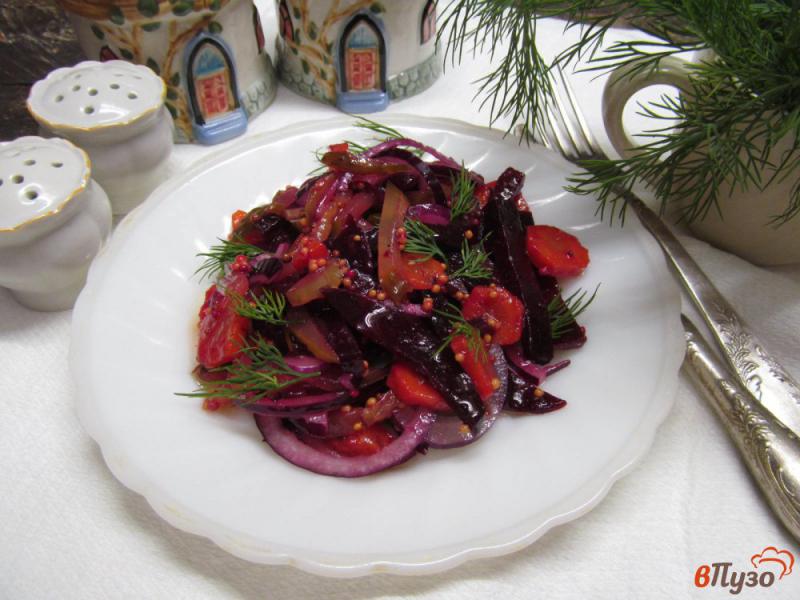 Фото приготовление рецепта: Салат из свеклы с морковью и огурцом шаг №5
