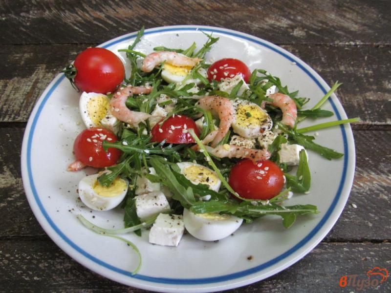 Фото приготовление рецепта: Салат из рукколы с креветками и сыром фета шаг №5