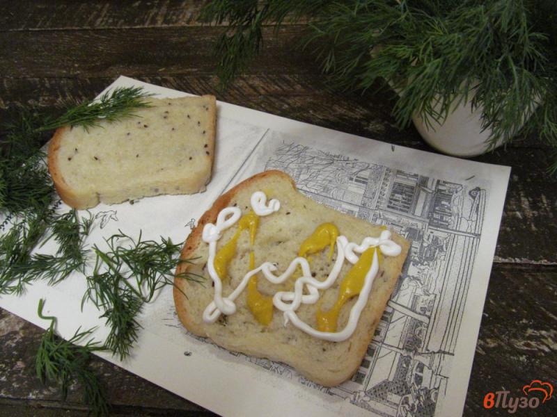 Фото приготовление рецепта: Горячий бутерброд с глазуньей и капустным салатом шаг №3