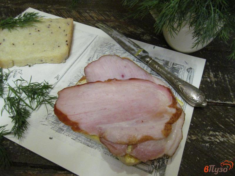Фото приготовление рецепта: Горячий бутерброд с глазуньей и капустным салатом шаг №4