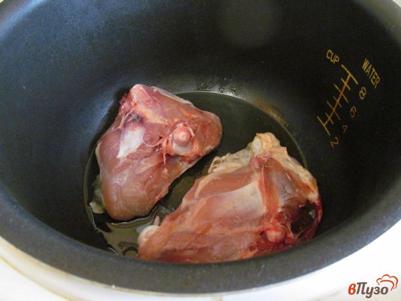 Фото приготовление рецепта: Куриные бедра из мультиварки с овощным гарниром шаг №1