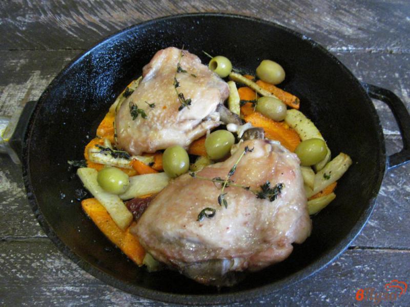 Фото приготовление рецепта: Куриные бедра из мультиварки с овощным гарниром шаг №5