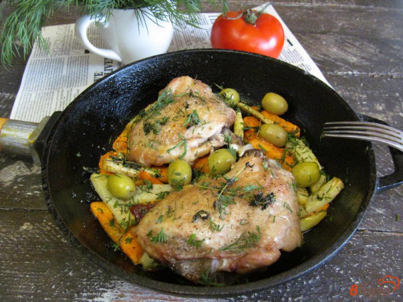 Фото приготовление рецепта: Куриные бедра из мультиварки с овощным гарниром шаг №6