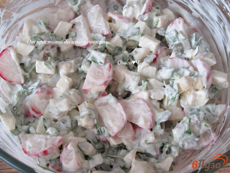 Фото приготовление рецепта: Салат с редисом, рукколой и соленым арахисом шаг №3