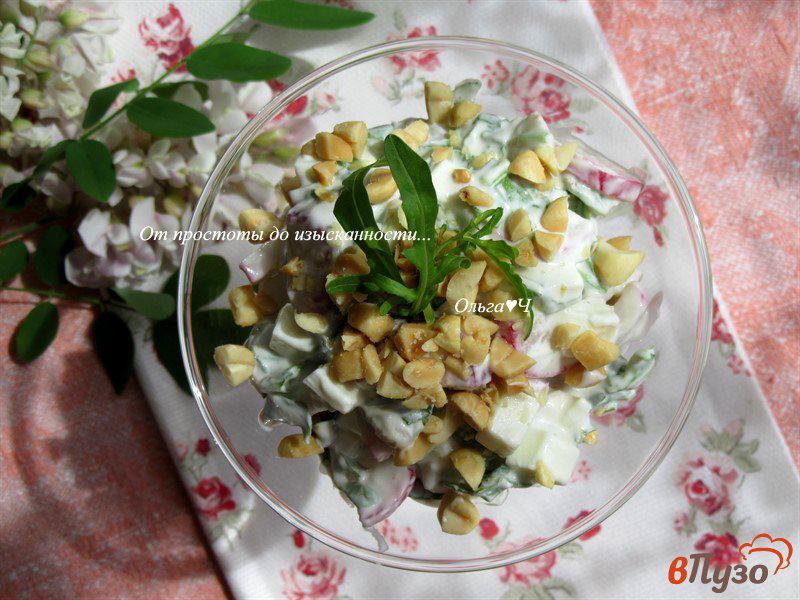 Фото приготовление рецепта: Салат с редисом, рукколой и соленым арахисом шаг №4