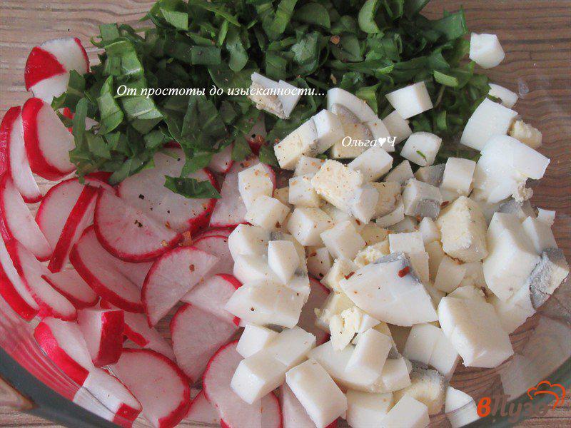 Фото приготовление рецепта: Салат с редисом, рукколой и соленым арахисом шаг №2