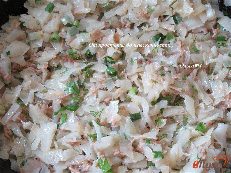 Фото приготовление рецепта: Чебуреки с капустой, тунцом и зеленью шаг №2