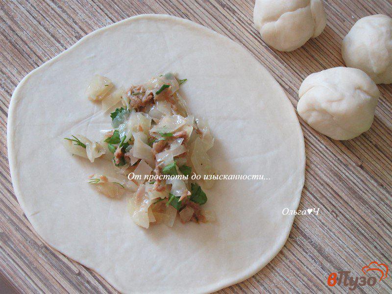 Фото приготовление рецепта: Чебуреки с капустой, тунцом и зеленью шаг №4