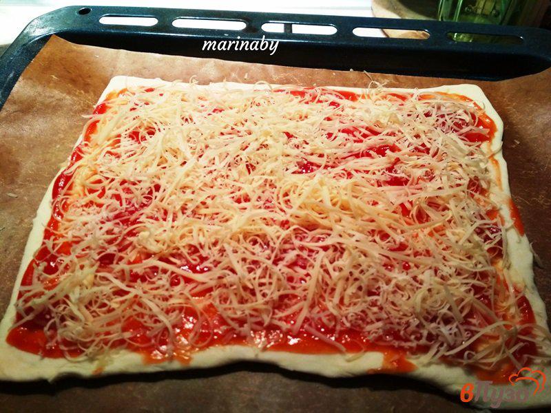 Фото приготовление рецепта: Мясная пицца на слоеном тесте с маринованным огурцом шаг №4