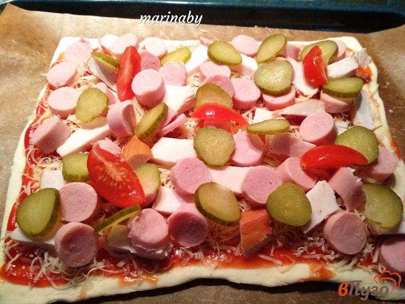Фото приготовление рецепта: Мясная пицца на слоеном тесте с маринованным огурцом шаг №5