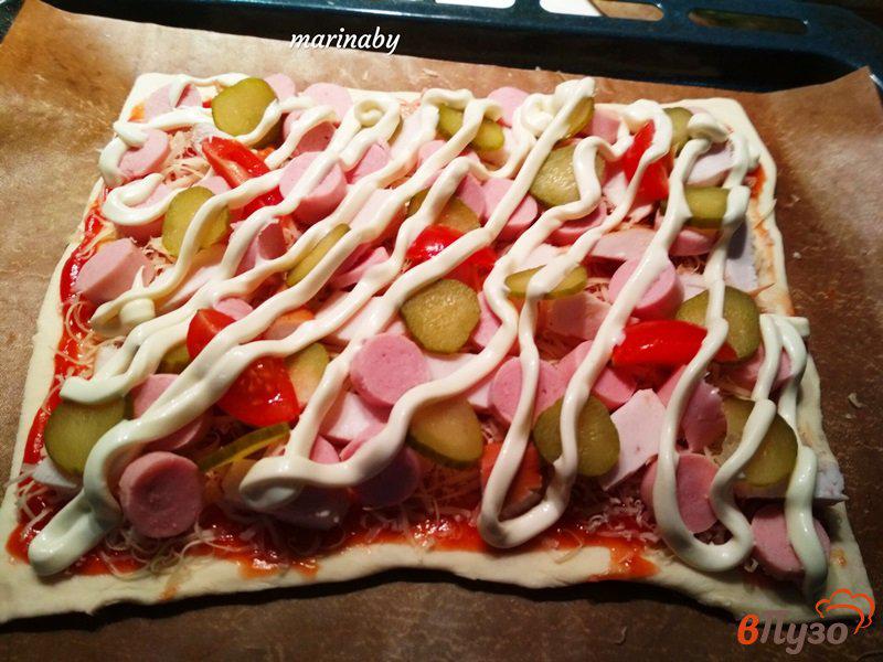 Фото приготовление рецепта: Мясная пицца на слоеном тесте с маринованным огурцом шаг №6