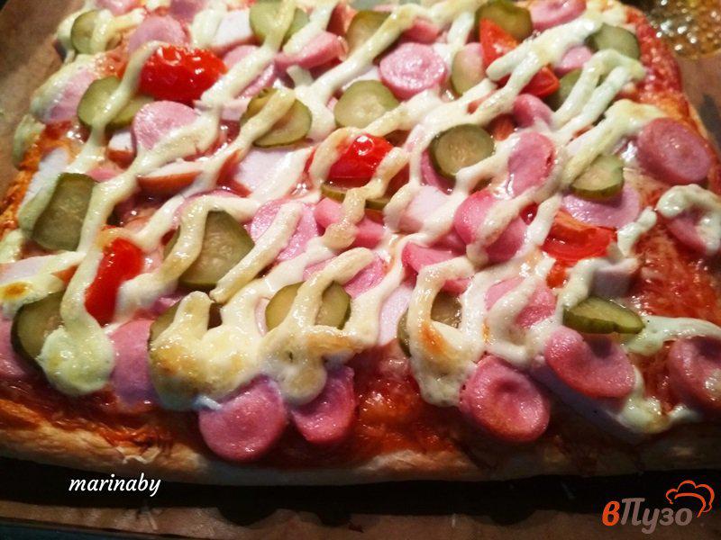 Фото приготовление рецепта: Мясная пицца на слоеном тесте с маринованным огурцом шаг №7