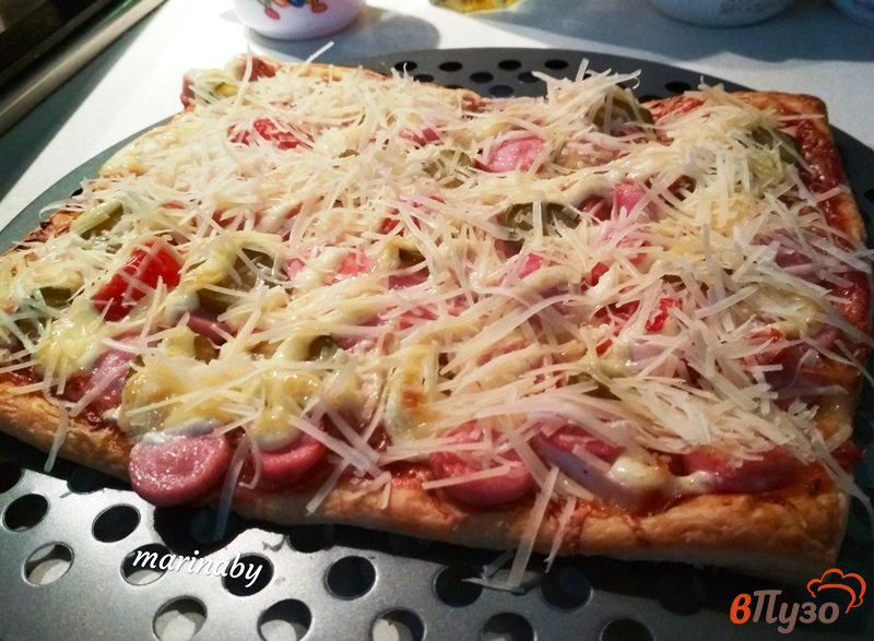 Фото приготовление рецепта: Мясная пицца на слоеном тесте с маринованным огурцом шаг №8