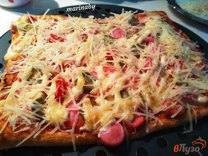 Фото приготовление рецепта: Мясная пицца на слоеном тесте с маринованным огурцом шаг №9