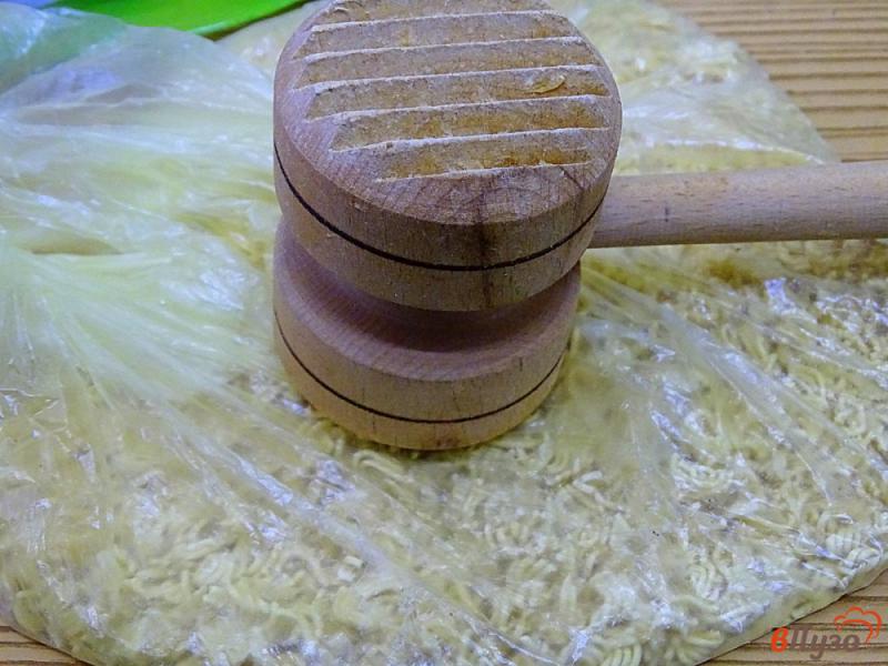 Фото приготовление рецепта: Салат с вермишелью быстрого приготовления с колбасой шаг №2