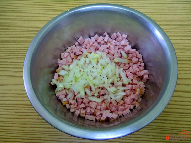 Фото приготовление рецепта: Салат с вермишелью быстрого приготовления с колбасой шаг №4