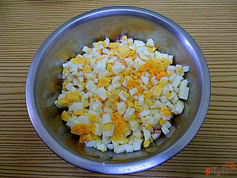 Фото приготовление рецепта: Салат с вермишелью быстрого приготовления с колбасой шаг №5
