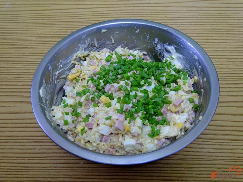 Фото приготовление рецепта: Салат с вермишелью быстрого приготовления с колбасой шаг №8