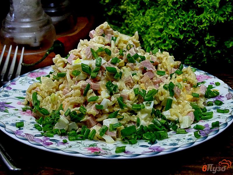 Фото приготовление рецепта: Салат с вермишелью быстрого приготовления с колбасой шаг №9