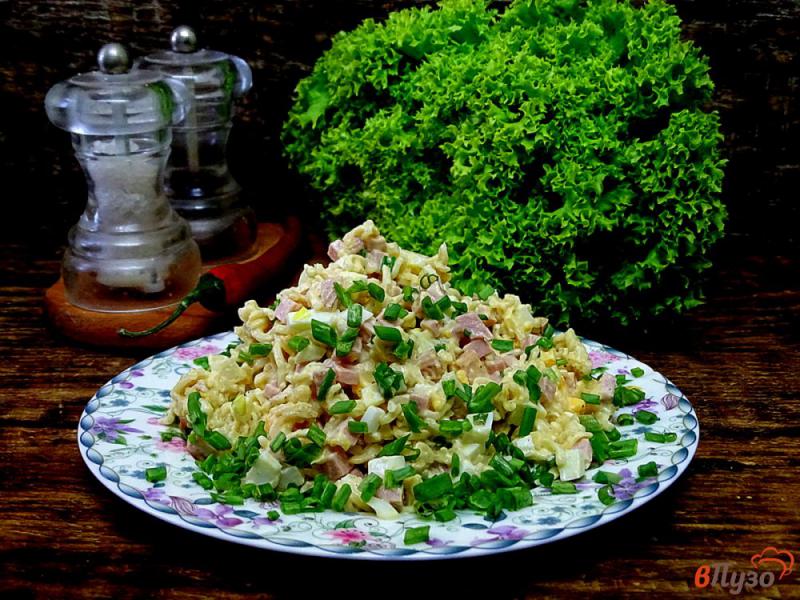 Фото приготовление рецепта: Салат с вермишелью быстрого приготовления с колбасой шаг №10