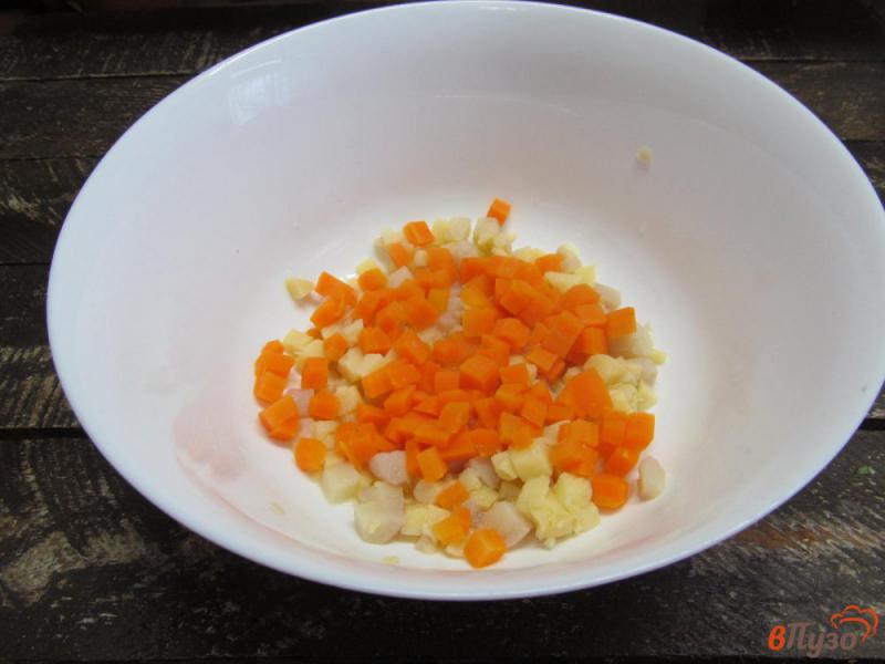 Фото приготовление рецепта: Салат из картофеля с консервированным горошком шаг №2