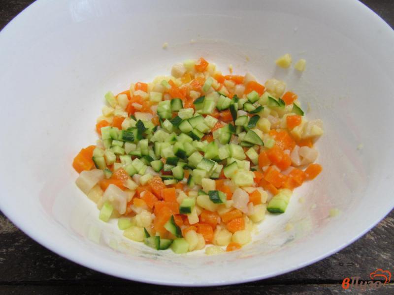 Фото приготовление рецепта: Салат из картофеля с консервированным горошком шаг №3