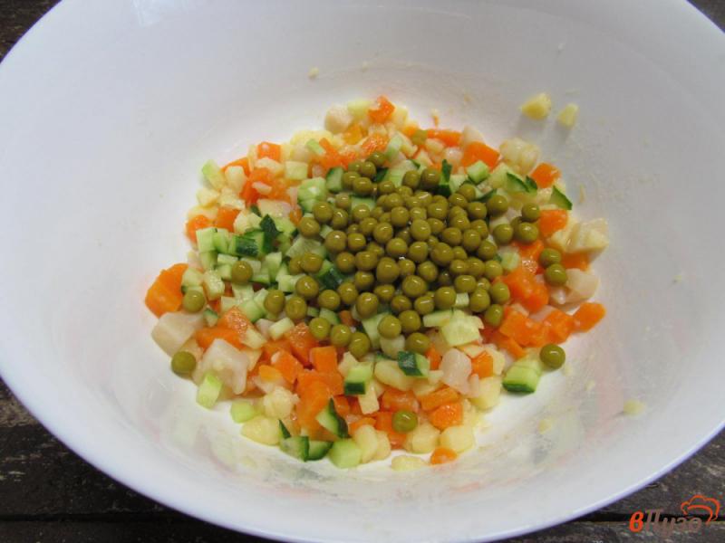 Фото приготовление рецепта: Салат из картофеля с консервированным горошком шаг №4