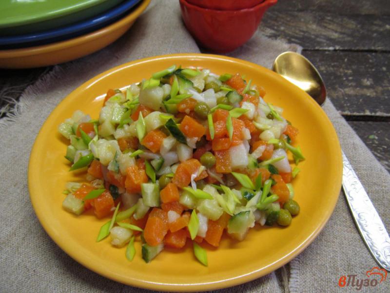Фото приготовление рецепта: Салат из картофеля с консервированным горошком шаг №5