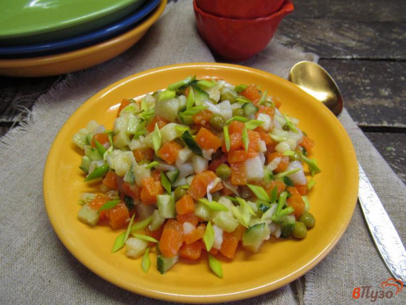 Фото приготовление рецепта: Салат из картофеля с консервированным горошком шаг №6