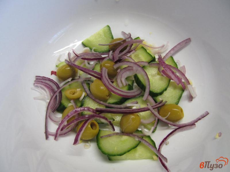 Фото приготовление рецепта: Салат из оливок с каперсами и сыром фета шаг №2