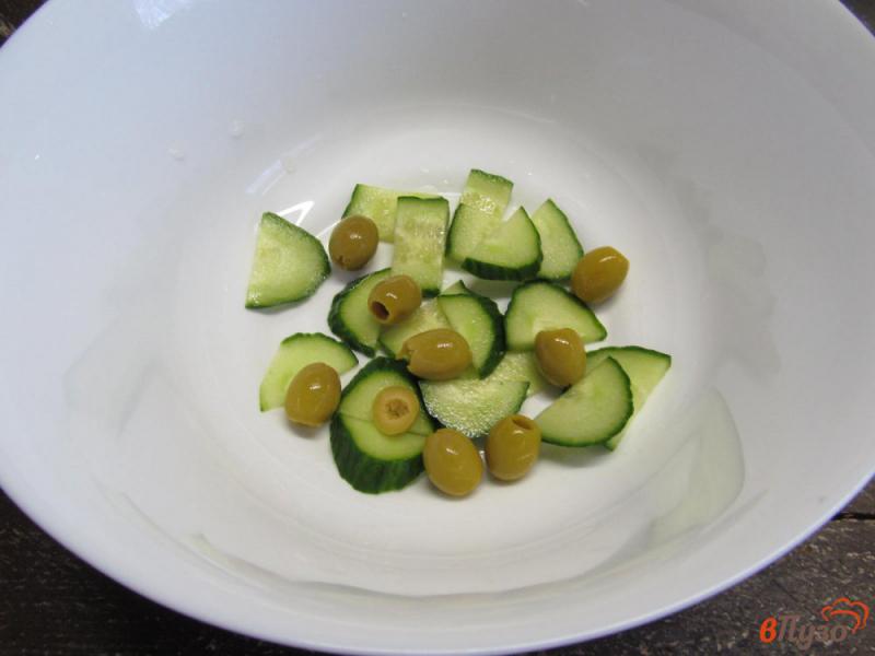 Фото приготовление рецепта: Салат из оливок с каперсами и сыром фета шаг №1