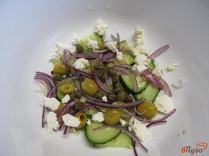 Фото приготовление рецепта: Салат из оливок с каперсами и сыром фета шаг №3