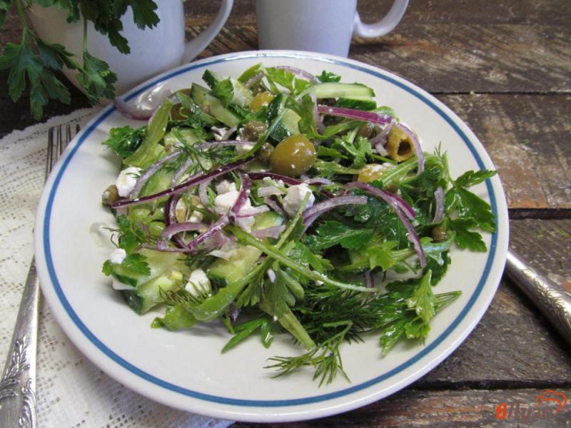 Фото приготовление рецепта: Салат из оливок с каперсами и сыром фета шаг №5