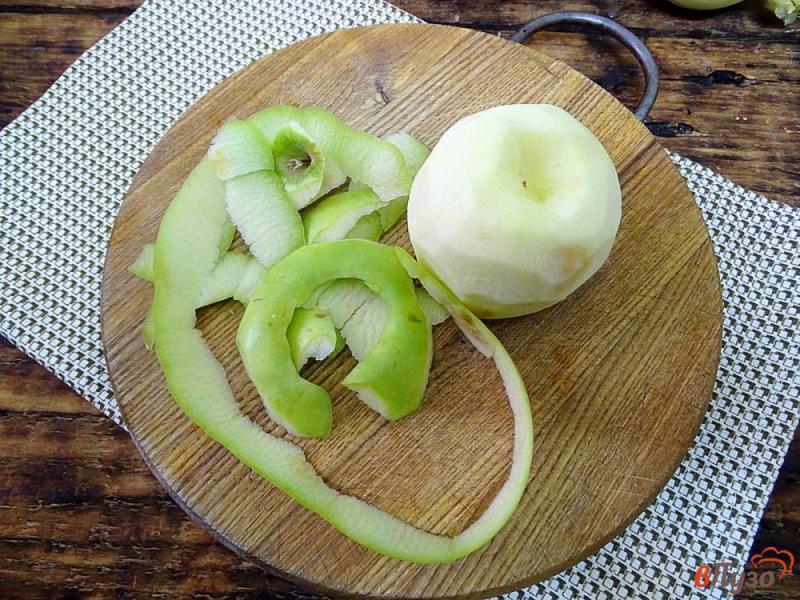 Фото приготовление рецепта: Салат из квашеной капусты с яблоком, клюквой и луком шаг №3