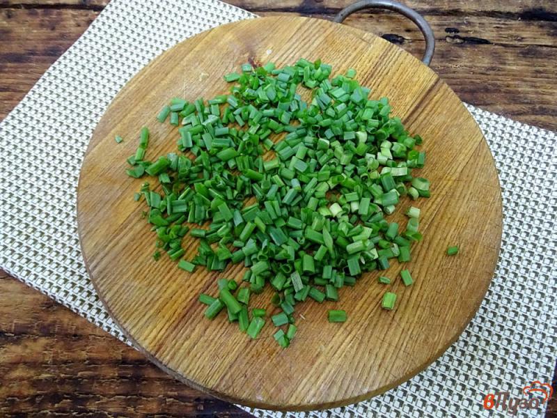 Фото приготовление рецепта: Салат из квашеной капусты с яблоком, клюквой и луком шаг №4
